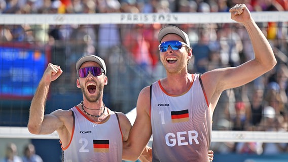 Die Beachvolleyballer Clemens Wickler und Nils Ehlers (v.l.) © picture alliance/dpa | Marijan Murat 