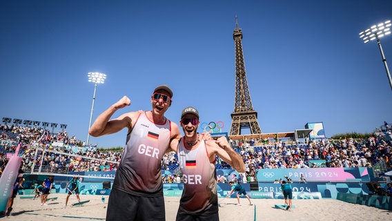 Die Beachvolleyballer Clemens Wickler und Nils Ehlers (v.l.) © IMAGO/Conny Kurth 