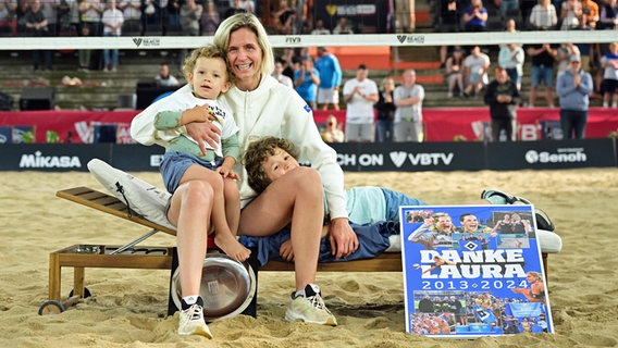 Die deutsche Beachvolleyballerin Laura Ludwig mit ihren Kindern bei ihrer Verabschiedung © Witters Foto: Valeria Witters