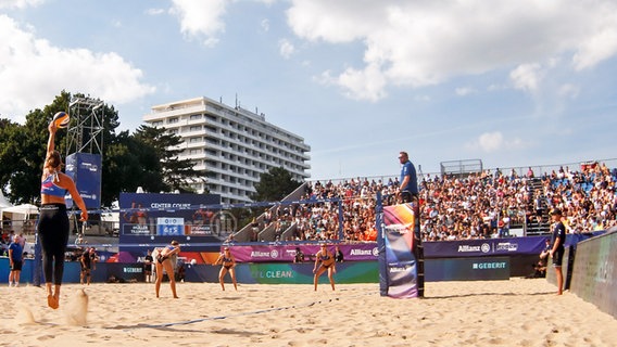 Beachvolleyball in der Arena in Timmendorfer Strand. © picture alliance / dpa Foto: Otto Kasch