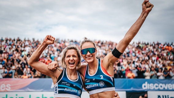 Beachvolleyball Frauen Allianz German Beach Tour Deutsche Beachvolleyball-Meisterschaft 2024 30.08.2024 v.l. Laura Ludwig und Louisa Lippmann jubeln nach dem Sieg Timmendorfer Strand Ahmann-Hager-Arena Schleswig-Holstein Deutschland © imago image Foto: Justus Stegemann