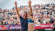 Die deutschen Beachvolleyballerin Kira Walkenhorst (l.) und Laura Ludwig Verabschiedet © Imago Images 