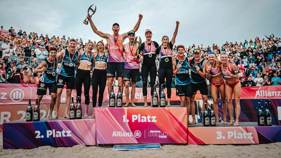 Das Siegerpodest der deutschen Beachvolleyball-Meisterschaften in Timmendorfer Strand. © IMAGO / Justus Stegemann 