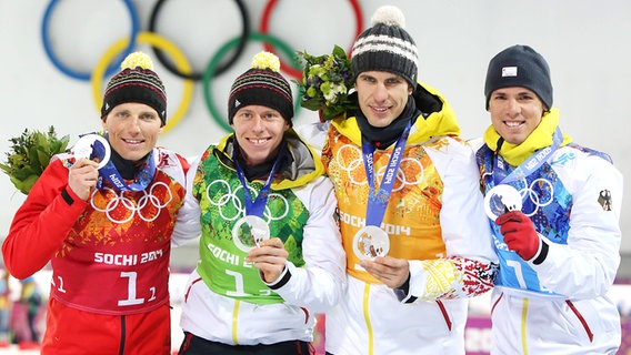 Die deutschen Biathleten Erik Lesser, Daniel Böhm, Arnd Peiffer und Simon Schempp (v.l.) bejubeln Staffel-Silber bei den Olympischen Spielen 2014 in Sotschi © IMAGO / HochZwei 