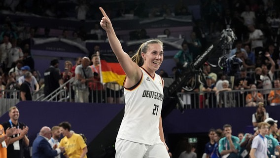 Feiert den Olympiasieg im 3x3-Basketball: Svenja Brunckhorst © ASSOCIATED PRESS | Frank Franklin II 