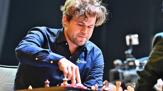 Magnus Carlsen zieht eine Schachfigur. © IMAGO / SOPA Images 