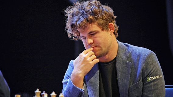 Magnus Carlsen zieht eine Schachfigur. © IMAGO / NurPhoto 