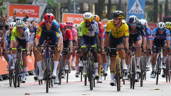 v.l. Jonathan Milan (Italien, Lidl-Trek, 2. Platz), Biniam Girmay (Eritrea, Intermarche-Wanty, 3. Platz), Sieger Olav Kooij (Niederlande, Visma-Lease a Bike, 1. Platz) Hamburg, 08.09.2024, Radsport, Bemer Cyclassics Hamburg 2024 © witters 