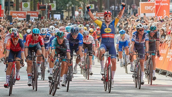 Das Sprint-Finale der Cyclassics in Hamburg 2023 mit Sieger Mads Pedersen (Lidl-startrek, hochgerissene Arme) © picture alliance/dpa 