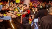 Michael Smith beim Darts-Turnier in Kiel. © IMAGO / tennisphoto.de Foto: Mathias Schulz