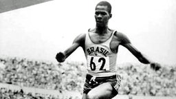 Der Brasilianer Adhemar Ferreira da Silva bei seinem Weltrekord-Sprung von 16.22m. © picture-alliance / dpa