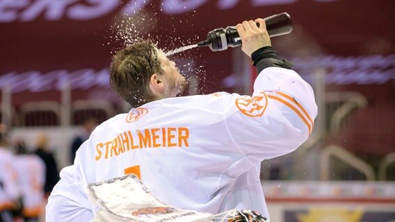 Eishockey-Torwart Dustin Strahlmeier von den Grizzlys Wolfsburg © IMAGO / Sven Simon 