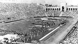 Im mit mehr als 105.000 Zuschauern vollbesetzten Olympiastadion von Los Angeles werden die X. Olympischen Sommerspiele eröffnet. © picture-alliance / dpa