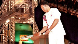 Muhammad Ali entzündet während der Eröffnungszeremonie in Atlanta das olympische Feuer © picture-alliance / dpa