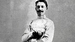 Stolzer Olympiasieger im Degenfechten der Fechtmeister 1900: Albert Ayat (Frankreich). © picture alliance / united archives