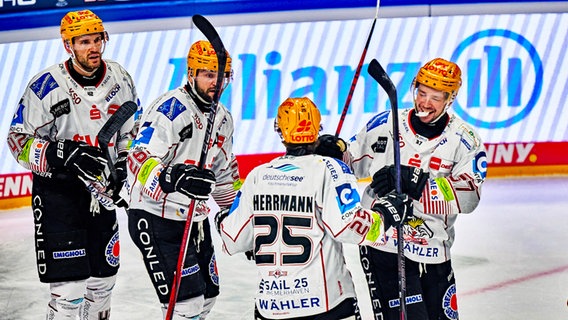 Jubel bei den Eishockey-Spielern der Fischtown Pinguins Bremerhaven © IMAGO/Eibner-Pressefoto Foto: Claudius Rauch