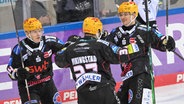 Max Görtz (r.) von den Fischtown Pinguins bejubelt einen Treffer. © IMAGO / kolbert-press 