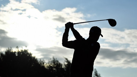 Ein Golfer holt auf der Anlage in Winsen an der Luhe zum Schlag aus. © Witters 