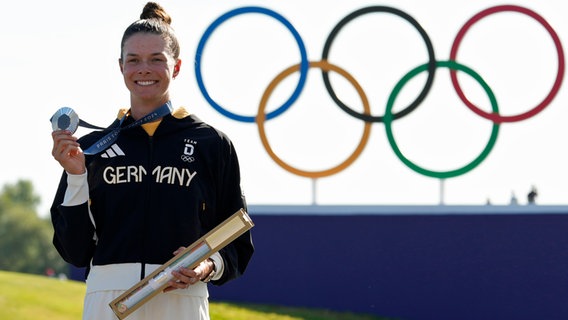 Golferin Esther Henseleit bei den Olympischen Spielen in Paris mit der Silbermedaille © picture alliance / ASSOCIATED PRESS | George Walker IV 