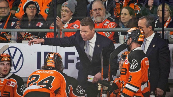 Grizzlys Wolfsburg vs. ERC Ingolstadt Im Bild: Trainer Mike Stewart (Grizzlys Wolfsburg) unzufrieden auf dem Spielfeld. Eis Arena Niedersachsen © imago images / Fotostand 