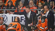 Grizzlys Wolfsburg vs. ERC Ingolstadt Im Bild: Trainer Mike Stewart (Grizzlys Wolfsburg) unzufrieden auf dem Spielfeld. Eis Arena Niedersachsen © imago images / Fotostand 