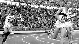 Der deutsche Sprinter Karl-Friedrich Haas (733) liegt in Helsinki beim 400-m-Zwischenlauf in Führung. © picture-alliance / dpa