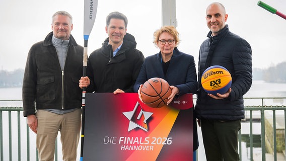 Hagen Boßdorf (l-r), Geschäftsführer "Die Finals", Steffen Krach (SPD), Regionspräsident, Daniela Behrens (SPD), Innenministerin Niedersachsen, und Belit Onay, Oberbürgermeister Hannover, am Maschsee in Hannover. © picture alliance/dpa | Julian Stratenschulte 