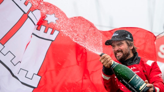 Joy for the Solo Sailor Boris Hermann © picture alliance / Associated Press Foto: Loic Veaning