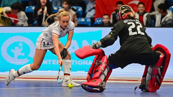 Die deutsche Hockey-Nationalspielerin Sara Strauß (l.) versucht, der der türkischen Torhüterin Selim Guezeller vorbeizukommen. © Witters 