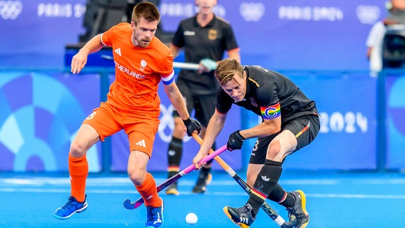 Der deutsche Hockey-Nationalspieler Mats Grambusch (r.) im Olympia-Finale gegen die Niederlande in Aktion © IMAGO / Nordphoto 