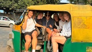 Hockeyspielerin Charlotte Stapenhorst mit Mitspielerin in Indien im Tuktuk. © privat 