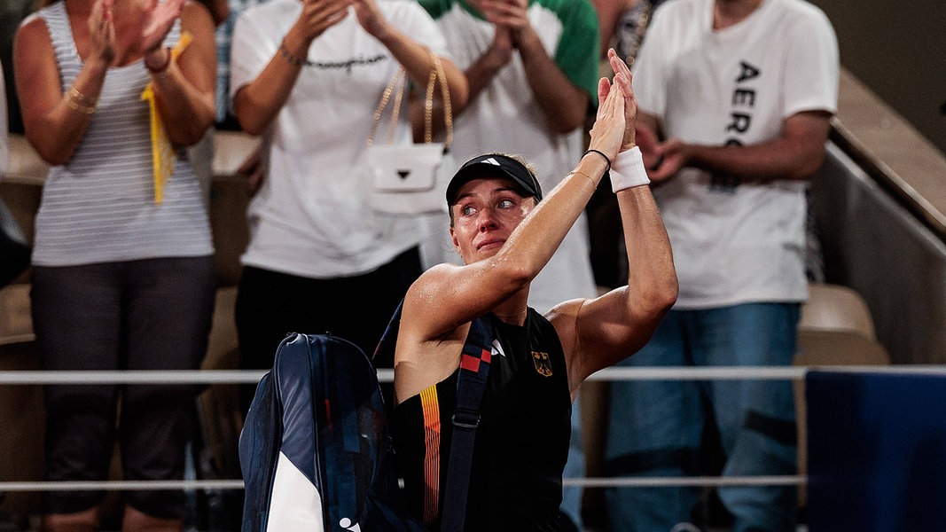 Angelique Kerber (Deutschland) verabschiedet sich traurig von den Fans.