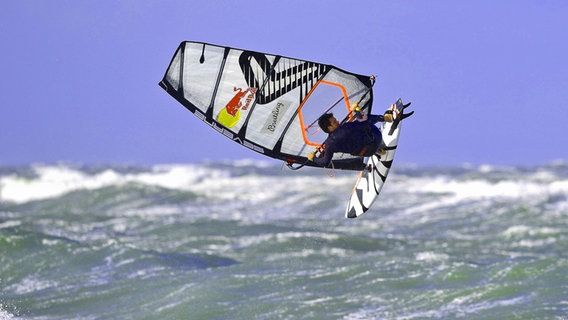Surfer Philipp Köster vor Sylt © IMAGO / KBS-Picture 