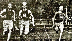 Vier Goldmedaillen in den olympischen Einzeldisziplinen 1900: Alvin Kraenzlein (USA/l.) © Popperfoto/Getty Images