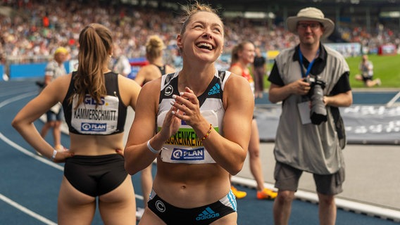 Die Sprinterin Gina Lückenkemper gewinnt die Deutsche Meisterschaft über 100 Meter. © IMAGO / Eibner 