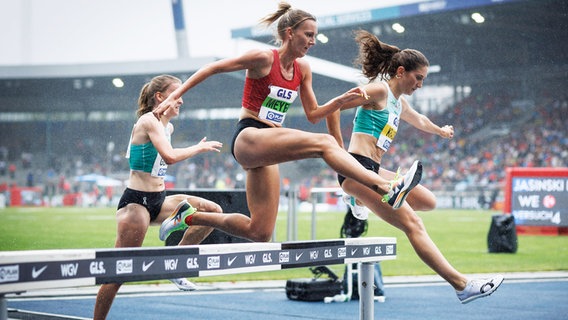 Die deutschen Hindernisläuferinnen Gesa Krause, Lea Meyer und Olivia Gürth (v.r.) © IMAGO / Beautiful Sports 