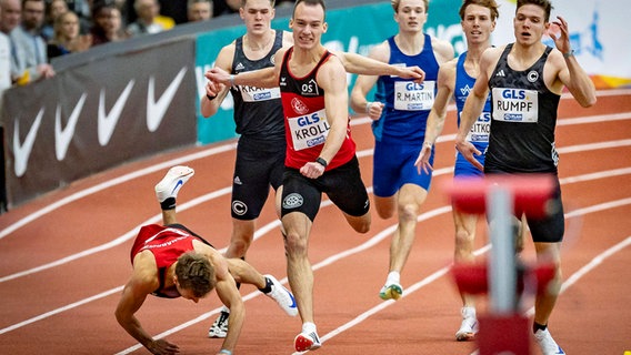 Florian Kroll (Mitte) und der gestürzte Fabian Dammermann (bei LG Osnabrück) bei den deutschen Hallenmeisterschaften © IMAGO / Beautiful Sports 