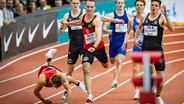 Florian Kroll (Mitte) und der gestürzte Fabian Dammermann (bei LG Osnabrück) bei den deutschen Hallenmeisterschaften © IMAGO / Beautiful Sports 