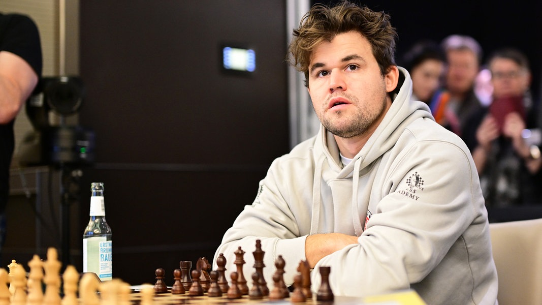 Carlsen siegt bei St.-Pauli-Debüt: Von Hoodies und Historischem