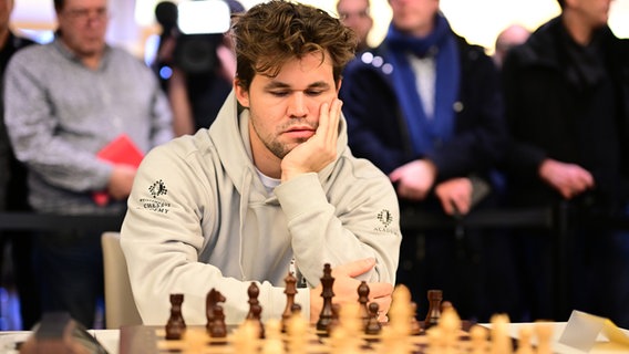 Der norwegische Schachspieler Magnus Carlsen im Einsatz für FC St. Pauli. © Witters/ValeriaWitters 