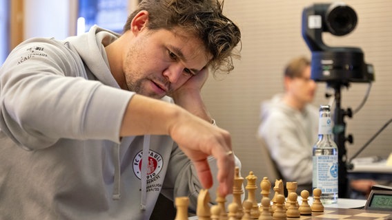 Der norwegische Schachspieler Magnus Carlsen im Einsatz für den FC St. Pauli. © Witters 