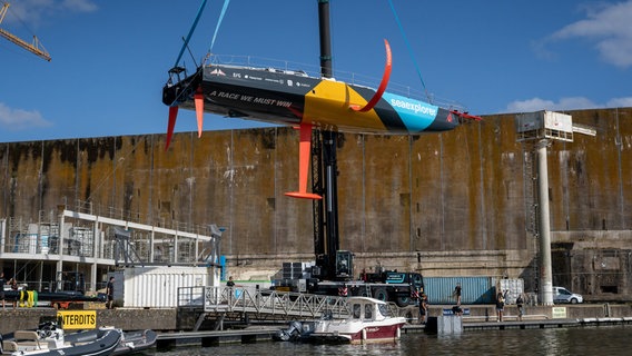 Die Seaexplorer des Team Malizia wird zu Wasser gelassen. © Team Malizia 