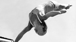 Helsinki 1952: USA-Wasserspringerin Patricia McCormick im Kunstspringen der Damen © picture-alliance / dpa