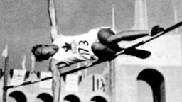 Die Aufnahme zeigt den Kanadier Duncan McNaughton beim olympischen Hochsprung 1932. © picture-alliance / dpa