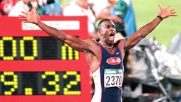 Michael Johnson (USA) nach seinem Olympia-Sieg auf 200 m in Atanta © picture-alliance / dpa