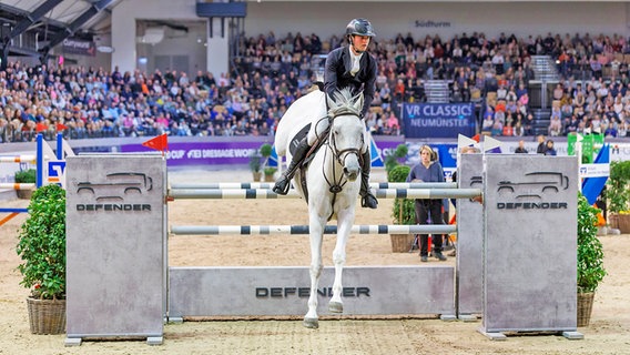 Springreiter Bas Moerings bei den VR Classics in Neumünster © IMAGO / Stefan Lafrentz 