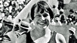 Paris 1924: die 16-jährige Schwimmerin Martha Norelius (USA), Gewinnerin der Goldmedaille über 400 m Freisti © picture-alliance/ dpa