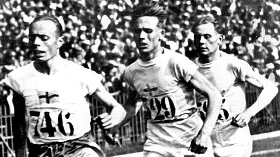 Der finnische Läufer Paavo Nurmi (l.) siegt bei Olympia 1924 in in Paris im 5000-Meter-Lauf. © picture-alliance/ dpa 
