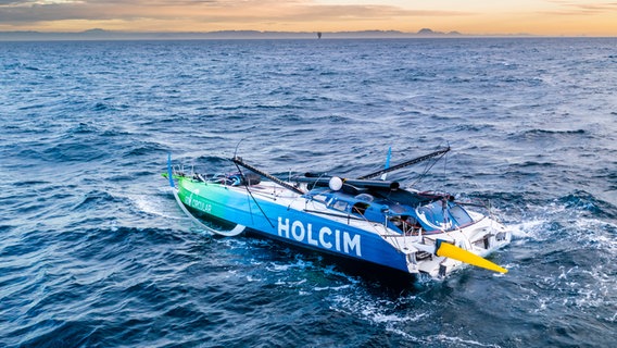 Die Holcim - PRB beim Ocean Race nach dem Mastbruch © Holcim - PRB 