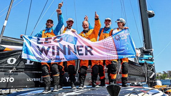 Das 11th Hour Racing Team, im Hintergrund die Malizia © Sailing Energy / The Ocean Race 